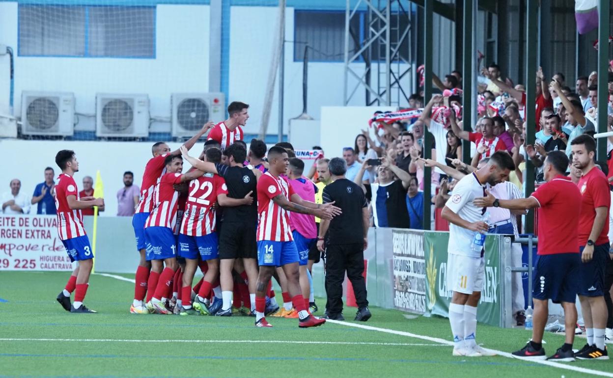 Los jugadores y la afición local celebran uno de los tantos del Atlético Porcuna en el primer round. 