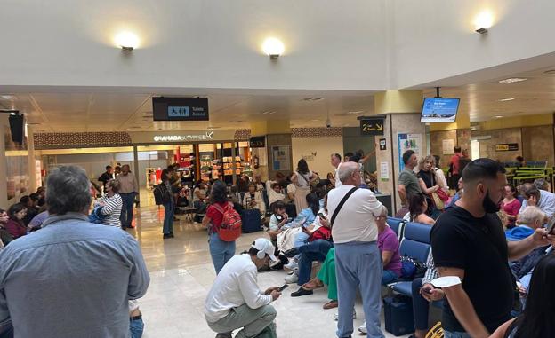 Sala de espera del Aeropuerto Federico García Lorca Granada-Jaén este lunes.