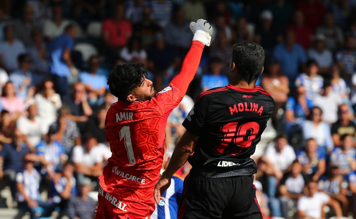 Molina salta ante la salida de puños de Amir. 