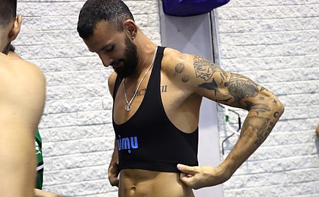 Imagen principal - Marco Ferreira (arriba) se coloca la camiseta Wimu; Pablo Ruiz le pone uno de los dispositivos a Víctor Rodríguez (abajo a la izquierda). La tecnología registra en un ordenador todo lo que pasa (abajo a la derecha). 