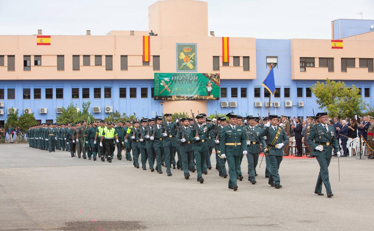 Un momento del desfile con motivo del día de la patrona en la Comandancia de la Guardia Civil de Granada. fotos: 