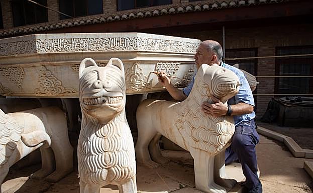 Imagen principal - Limpiando la pátina de tierra que dejó la calima. 
