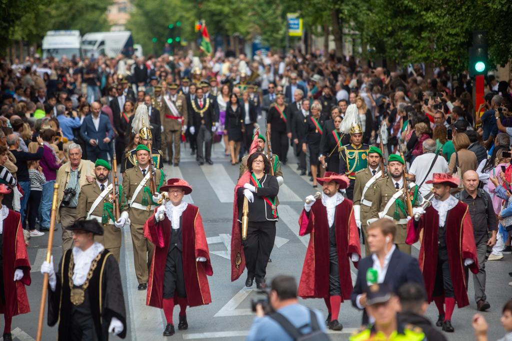 El alcalde Paco Cuenca ha sido el encargado de tremolar el pendón de Castilla por primera vez en 20 años