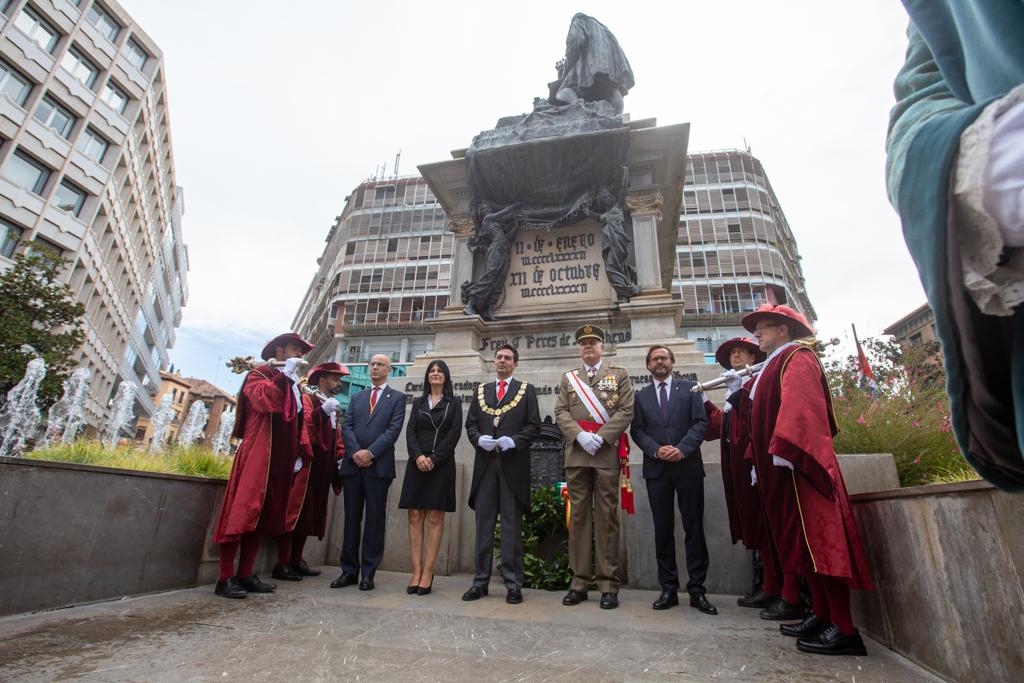 El alcalde Paco Cuenca ha sido el encargado de tremolar el pendón de Castilla por primera vez en 20 años