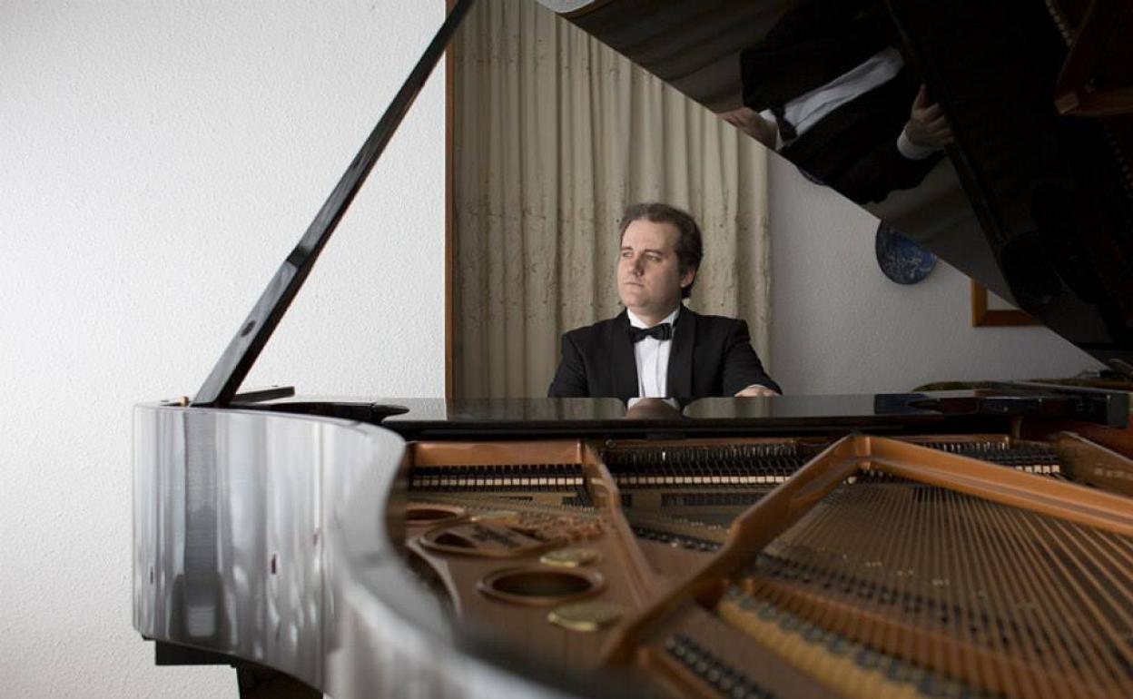 El pianista Josu de Solaun actúa mañana con la OCG.