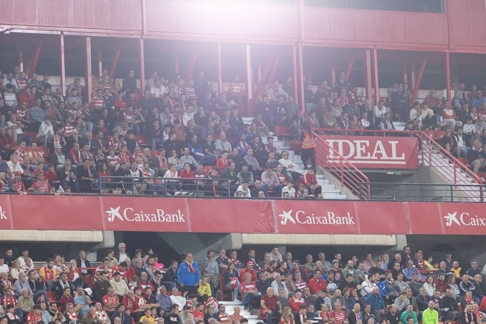 Fotos: Granada-Sporting: encuétrate en la grada de Los Cármenes