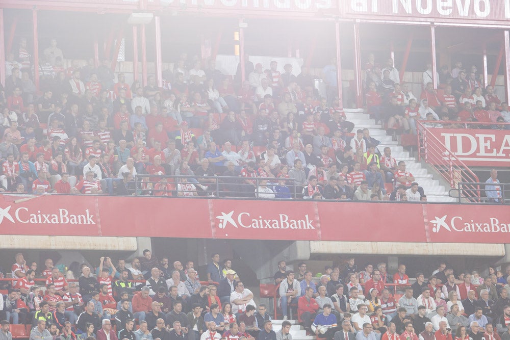 Fotos: Granada-Sporting: encuétrate en la grada de Los Cármenes