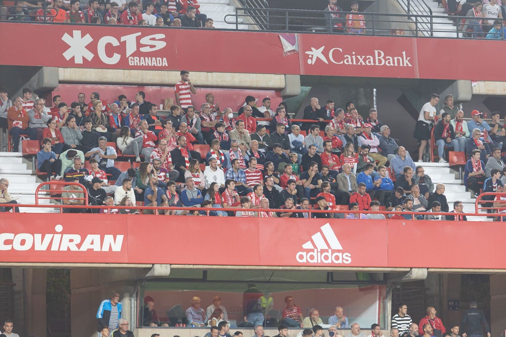 Fotos: Granada-Sporting: encuétrate en la grada de Los Cármenes