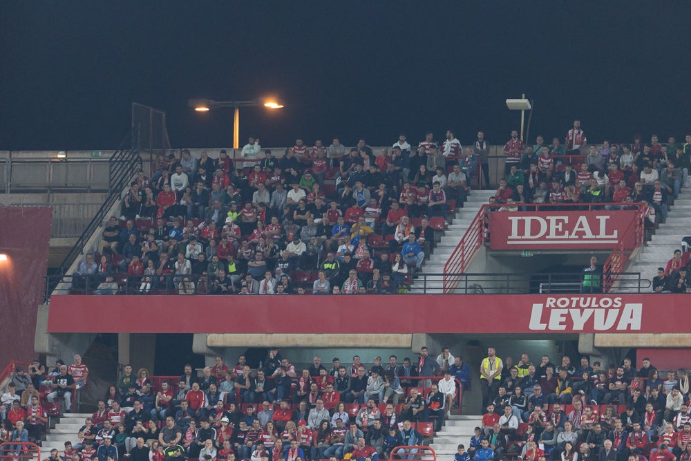 Fotos: Granada-Sporting: encuétrate en la grada de Los Cármenes