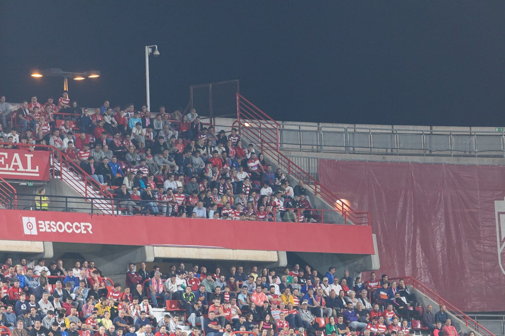 Fotos: Granada-Sporting: encuétrate en la grada de Los Cármenes