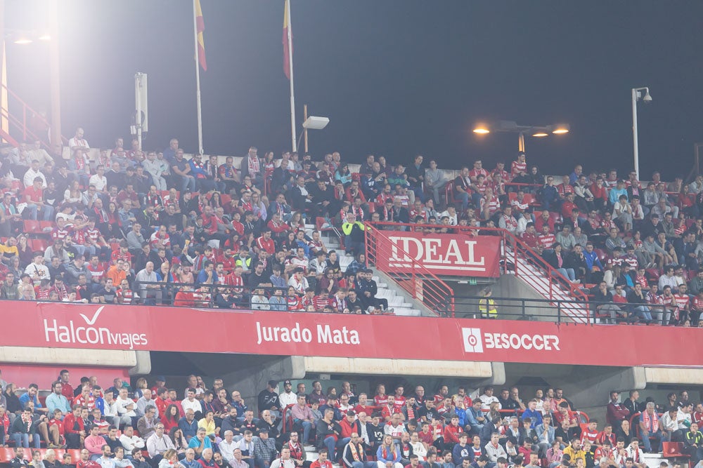 Fotos: Granada-Sporting: encuétrate en la grada de Los Cármenes