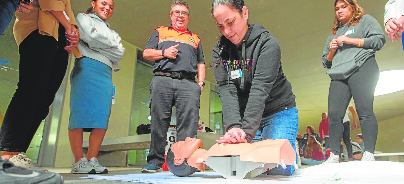 Una las asistentes practica la maniobra de reanimación.