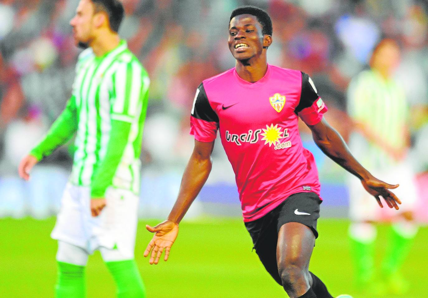 Ramón Azeez celebra el gol conseguido para la UD Almería en el encuentro frente al Real Betis, en la última visita al Benito Villamarín, en laLiga 2013/14, con victoria rojiblanca, 0-1. 