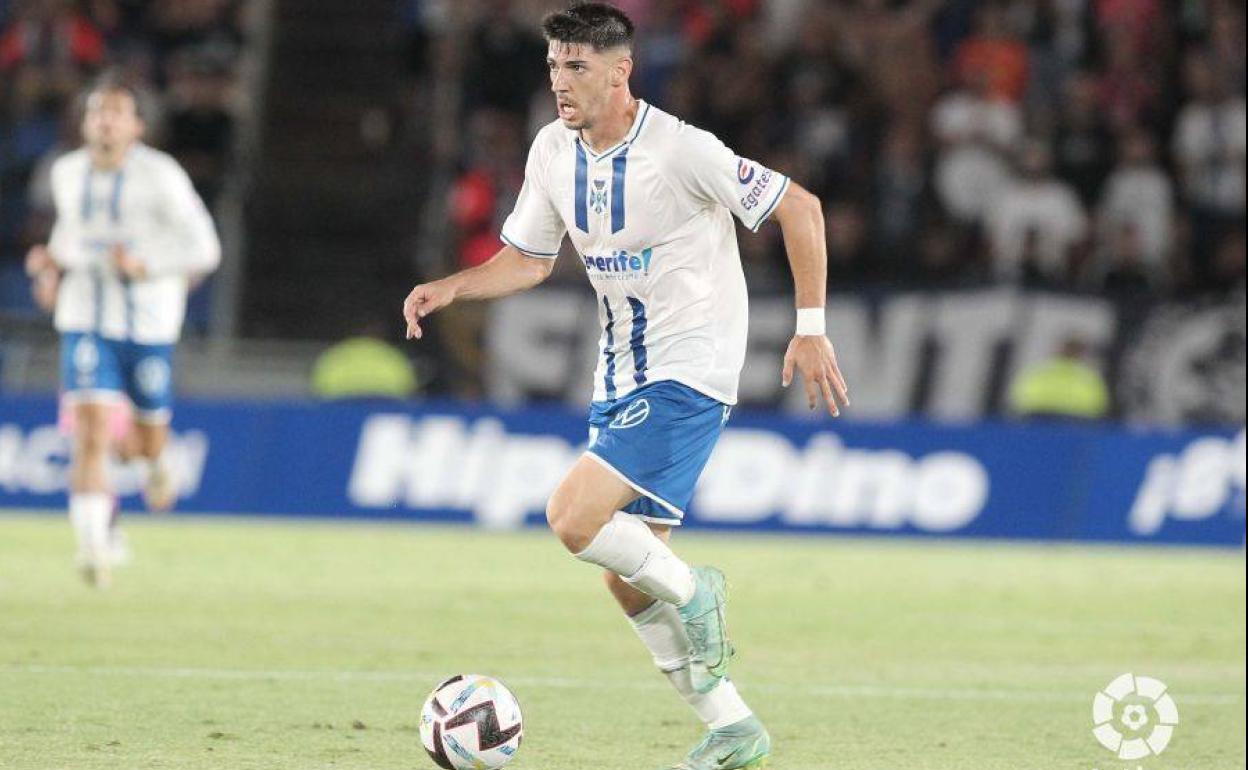 Waldo Rubio conduce un balón en un partido con el Tenerife. 
