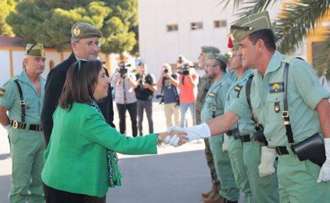 La Ministra de Defensa y el JEME, a su llegada de la BRILEG. 