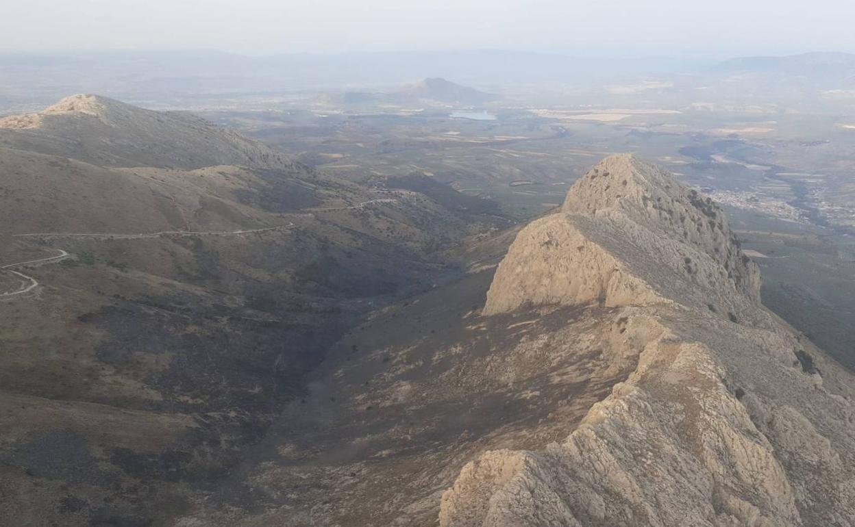 Imagen aérea del incendio este domingo.