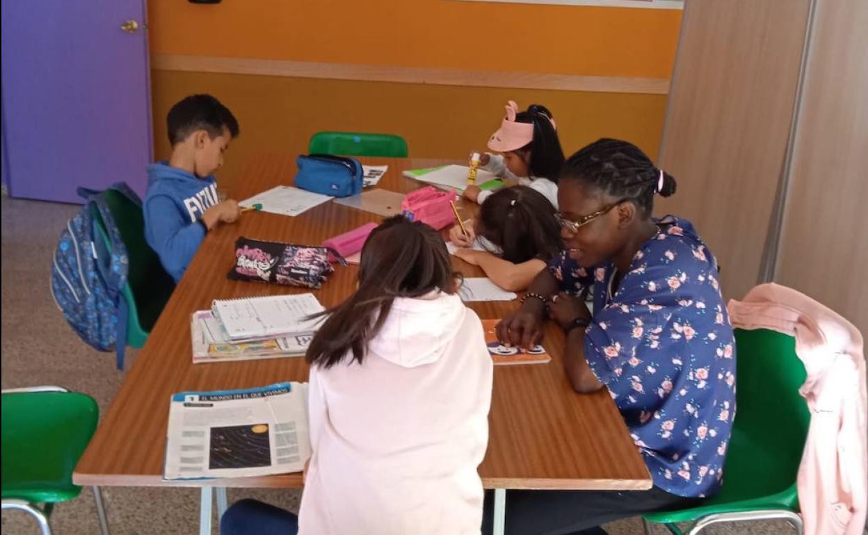 Jóvenes y menores en las aulas del Centro Sociocultural Zaidín. 