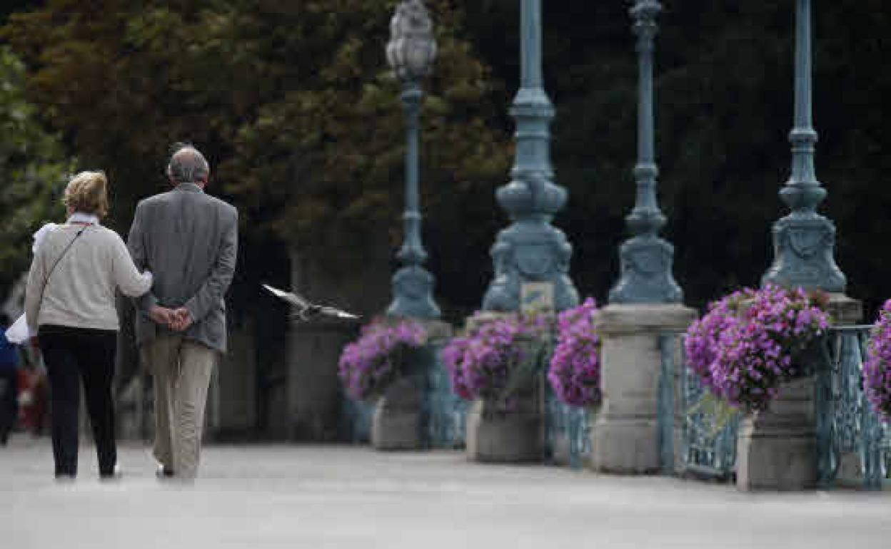 Una pareja de jubilados paseando. 