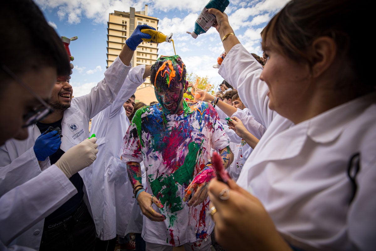 Alumnos de la Facultad de Medicina celebran la tradicional fiesta de octubre