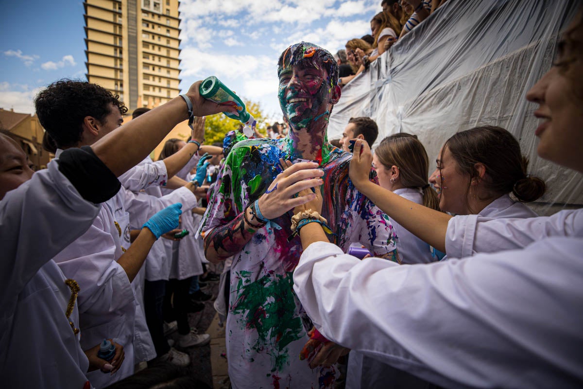 Alumnos de la Facultad de Medicina celebran la tradicional fiesta de octubre