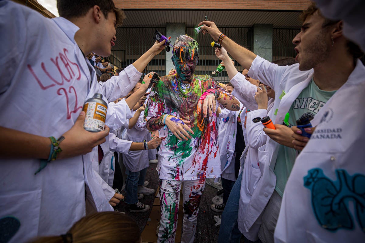 Alumnos de la Facultad de Medicina celebran la tradicional fiesta de octubre