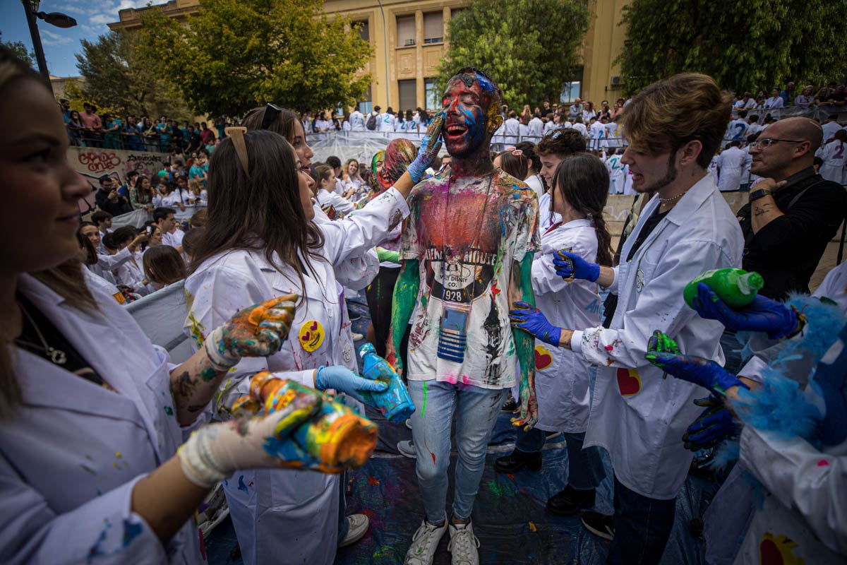 Alumnos de la Facultad de Medicina celebran la tradicional fiesta de octubre