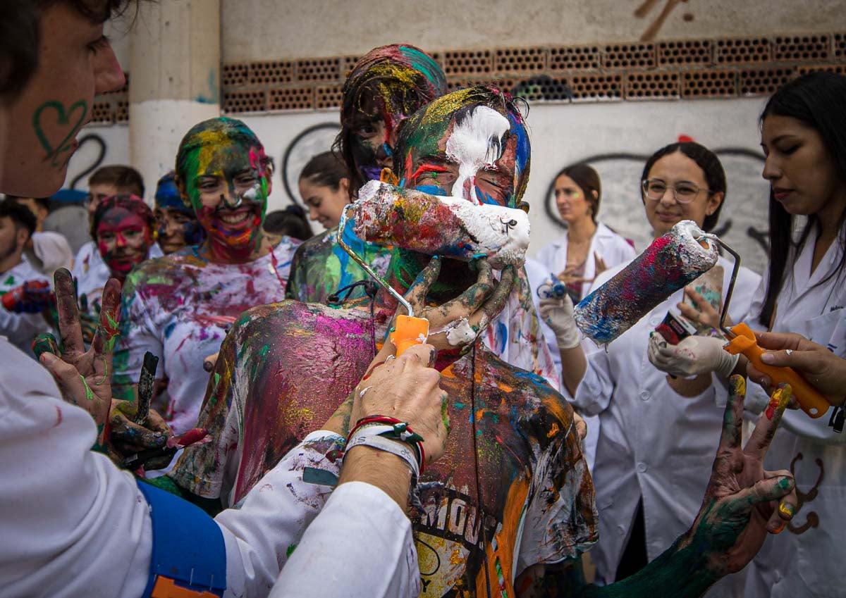 Alumnos de la Facultad de Medicina celebran la tradicional fiesta de octubre