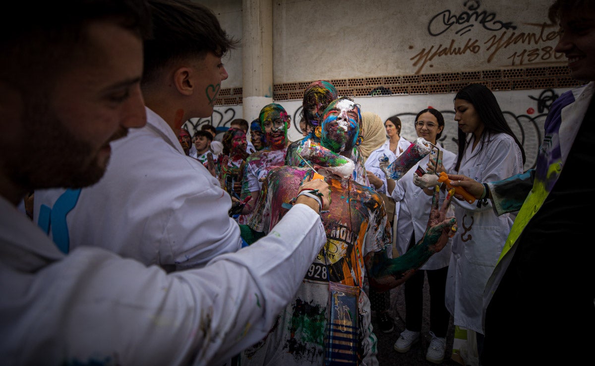 Alumnos de la Facultad de Medicina celebran la tradicional fiesta de octubre