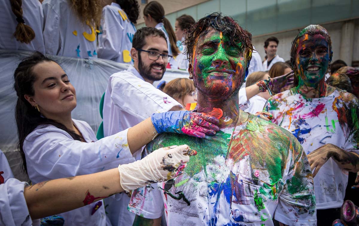 Alumnos de la Facultad de Medicina celebran la tradicional fiesta de octubre