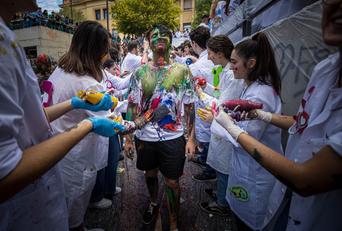 Alumnos de la Facultad de Medicina celebran la tradicional fiesta de octubre