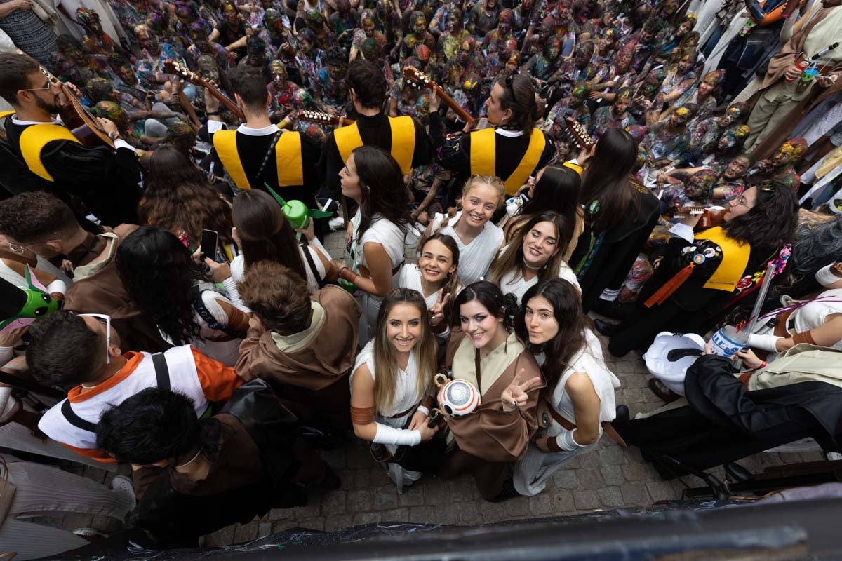 Alumnos de la Facultad de Medicina celebran la tradicional fiesta de octubre