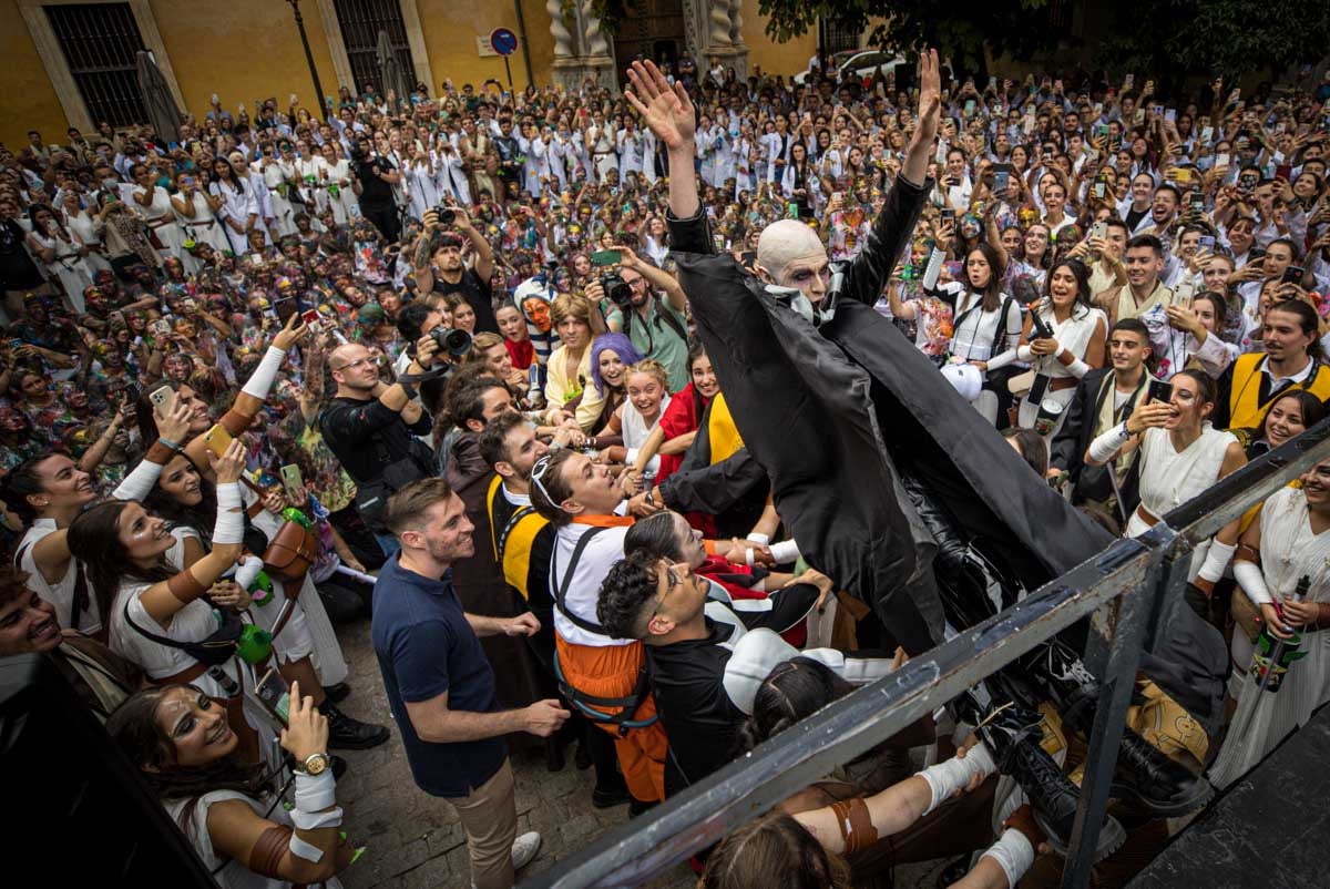 Alumnos de la Facultad de Medicina celebran la tradicional fiesta de octubre