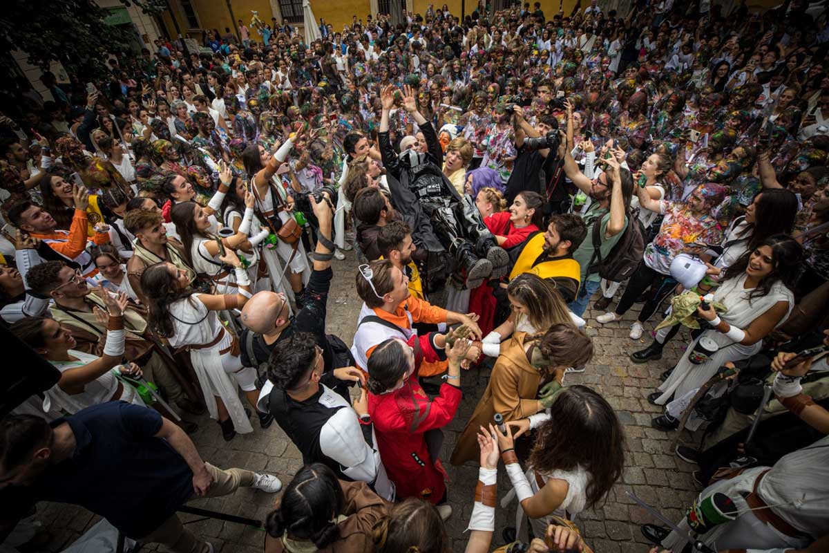 Alumnos de la Facultad de Medicina celebran la tradicional fiesta de octubre