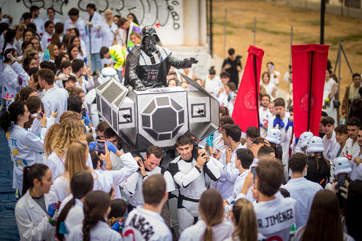 Alumnos de la Facultad de Medicina celebran la tradicional fiesta de octubre