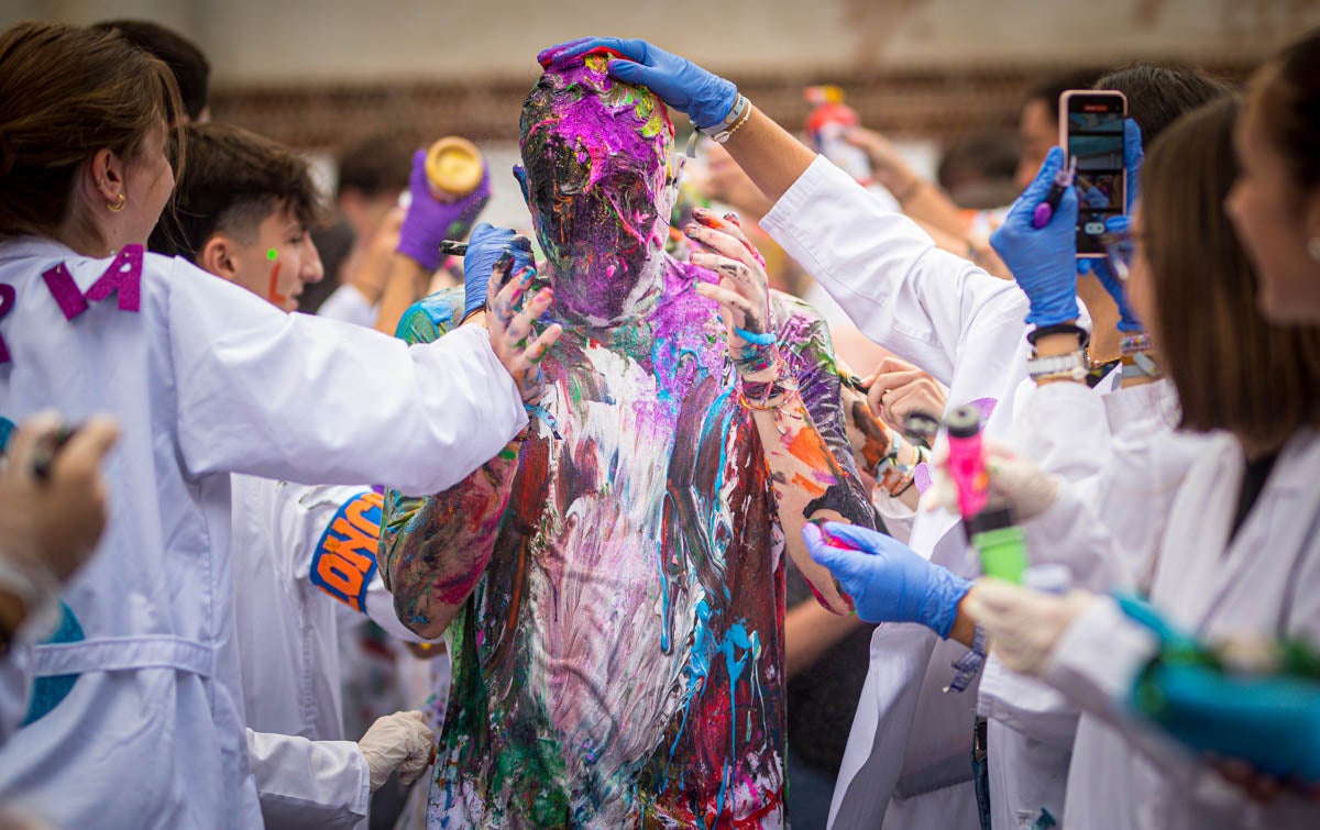 Alumnos de la Facultad de Medicina celebran la tradicional fiesta de octubre