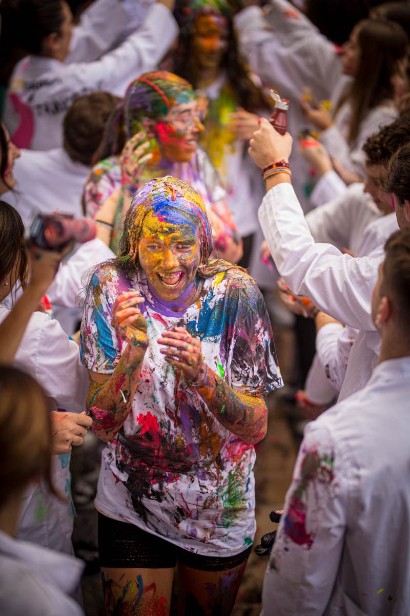 Alumnos de la Facultad de Medicina celebran la tradicional fiesta de octubre