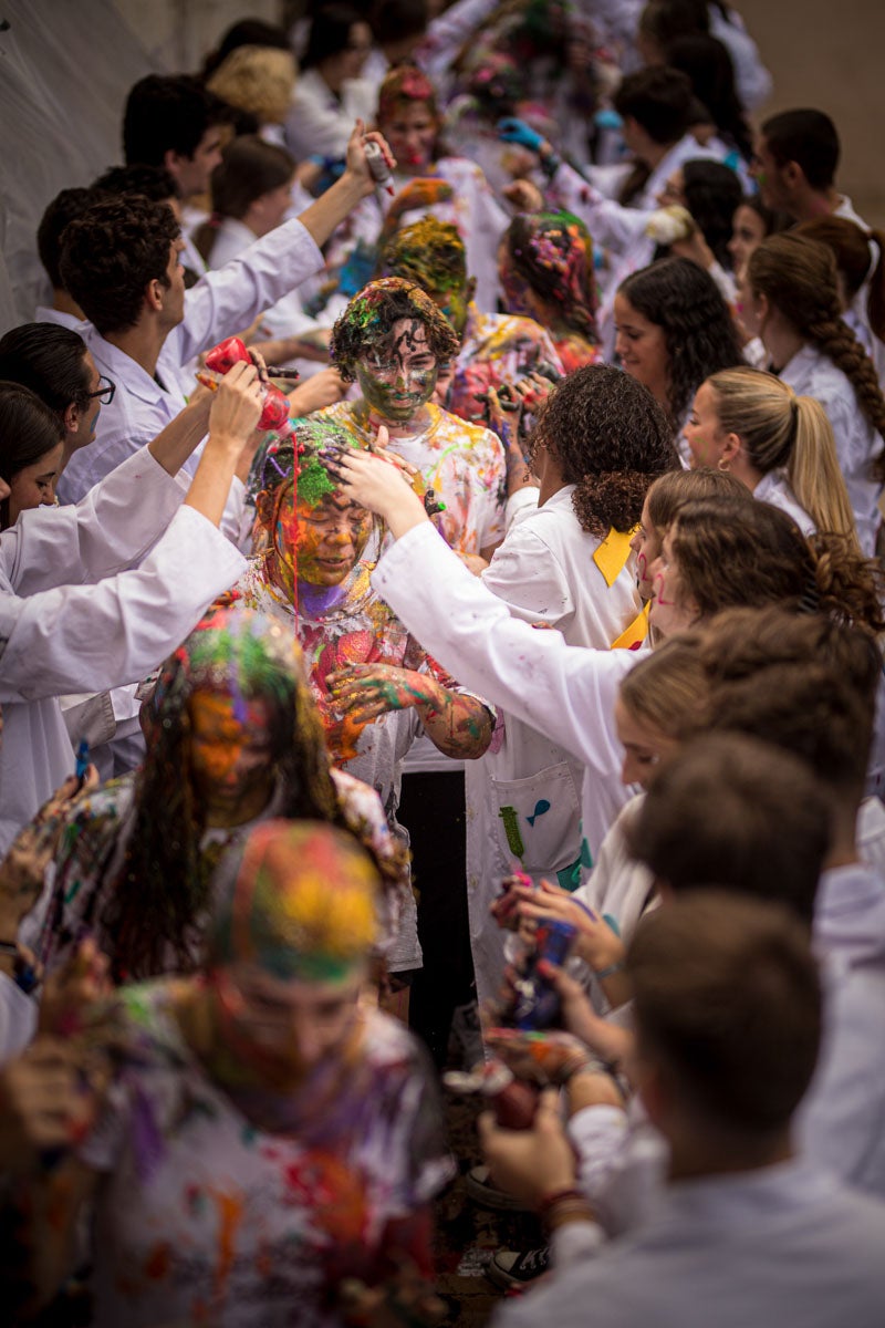 Alumnos de la Facultad de Medicina celebran la tradicional fiesta de octubre