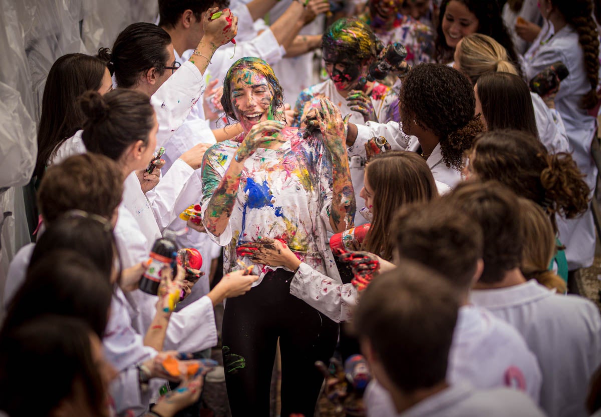 Alumnos de la Facultad de Medicina celebran la tradicional fiesta de octubre