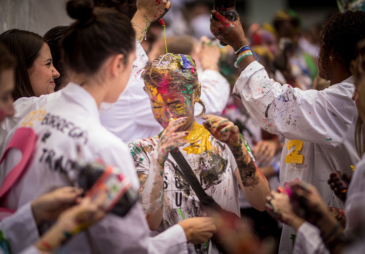 Alumnos de la Facultad de Medicina celebran la tradicional fiesta de octubre