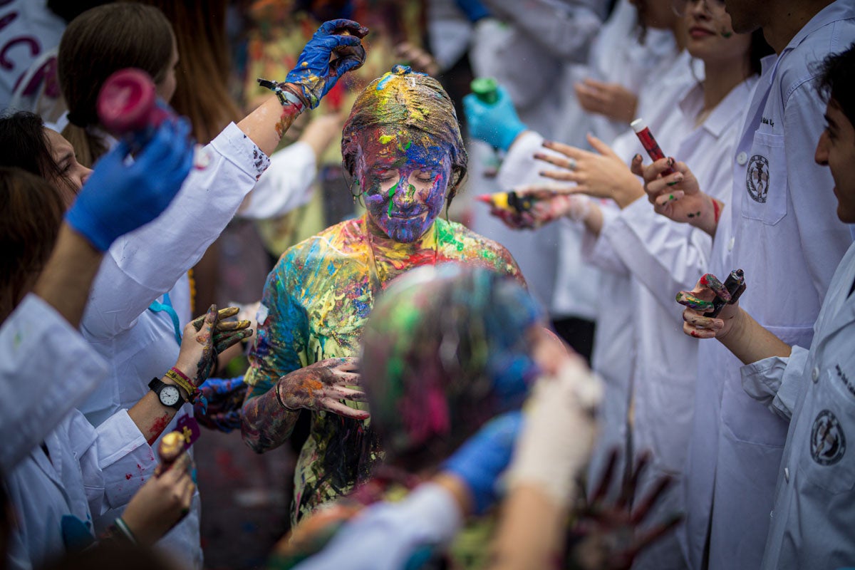 Alumnos de la Facultad de Medicina celebran la tradicional fiesta de octubre