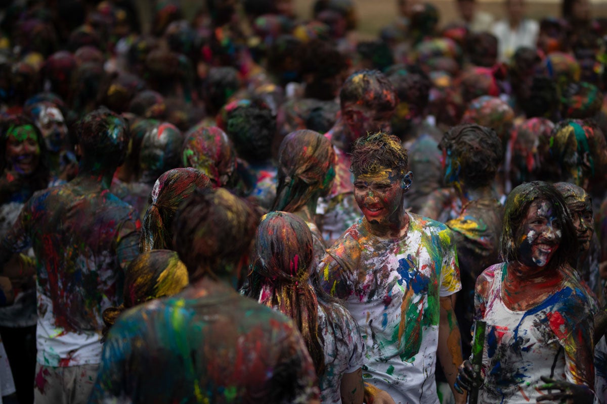 Alumnos de la Facultad de Medicina celebran la tradicional fiesta de octubre