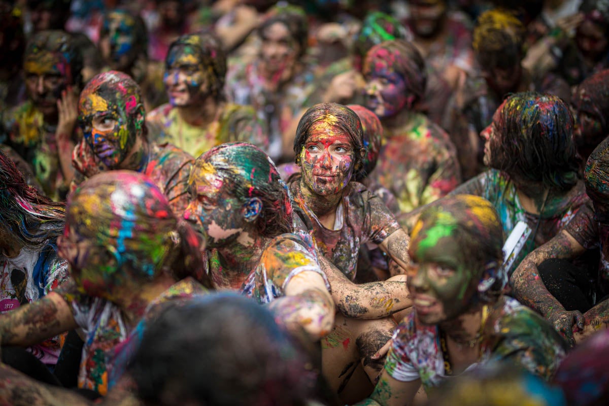 Alumnos de la Facultad de Medicina celebran la tradicional fiesta de octubre