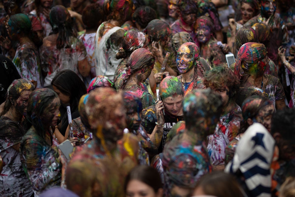 Alumnos de la Facultad de Medicina celebran la tradicional fiesta de octubre