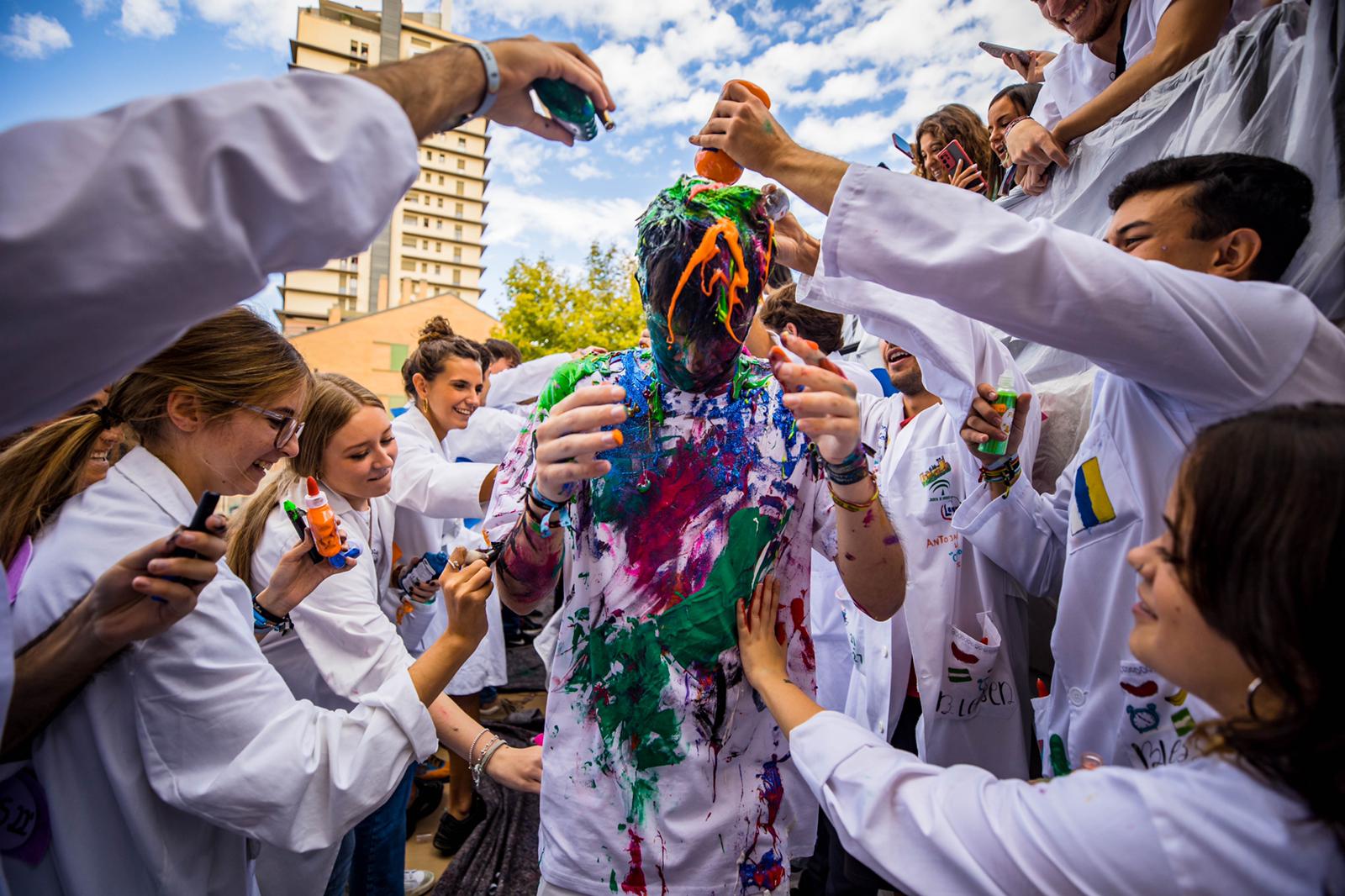 Alumnos de la Facultad de Medicina celebran la tradicional fiesta de octubre