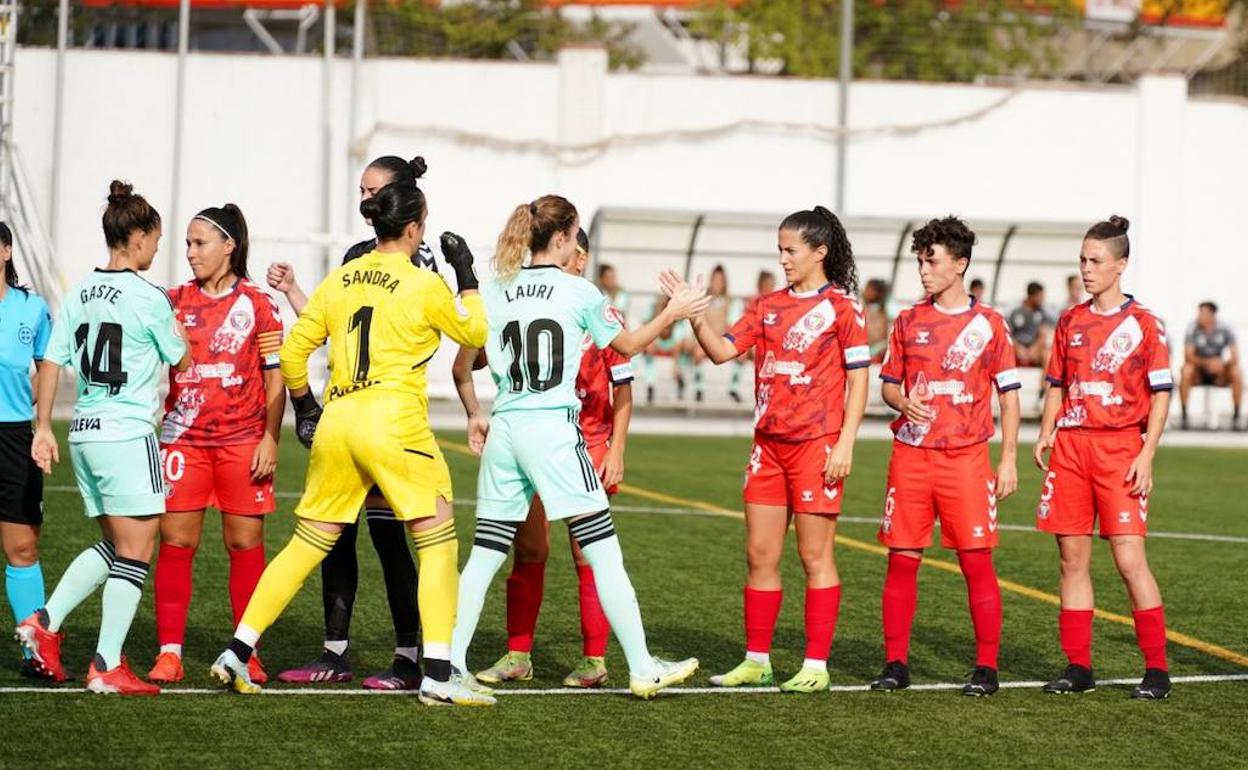 Los equipos se saludan justo antes del inicio del duelo. 