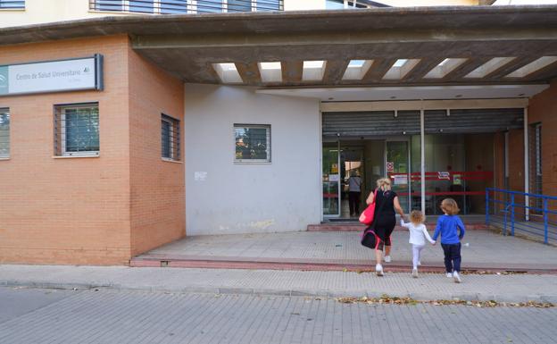 Una familia se dirige al centro de salud de la Chana,