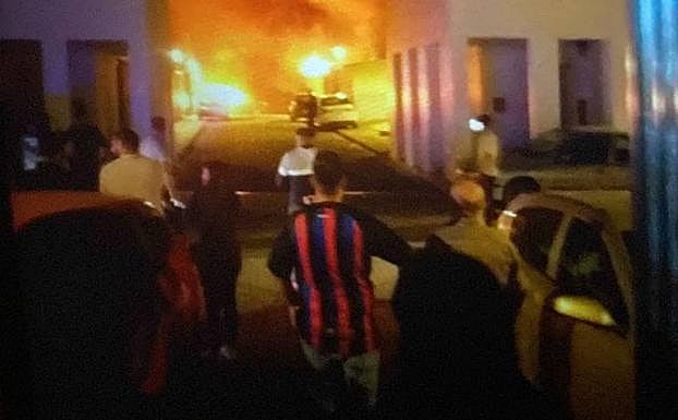 Fuego en una de las viviendas y en un vehículo enSalar la noche del domingo.