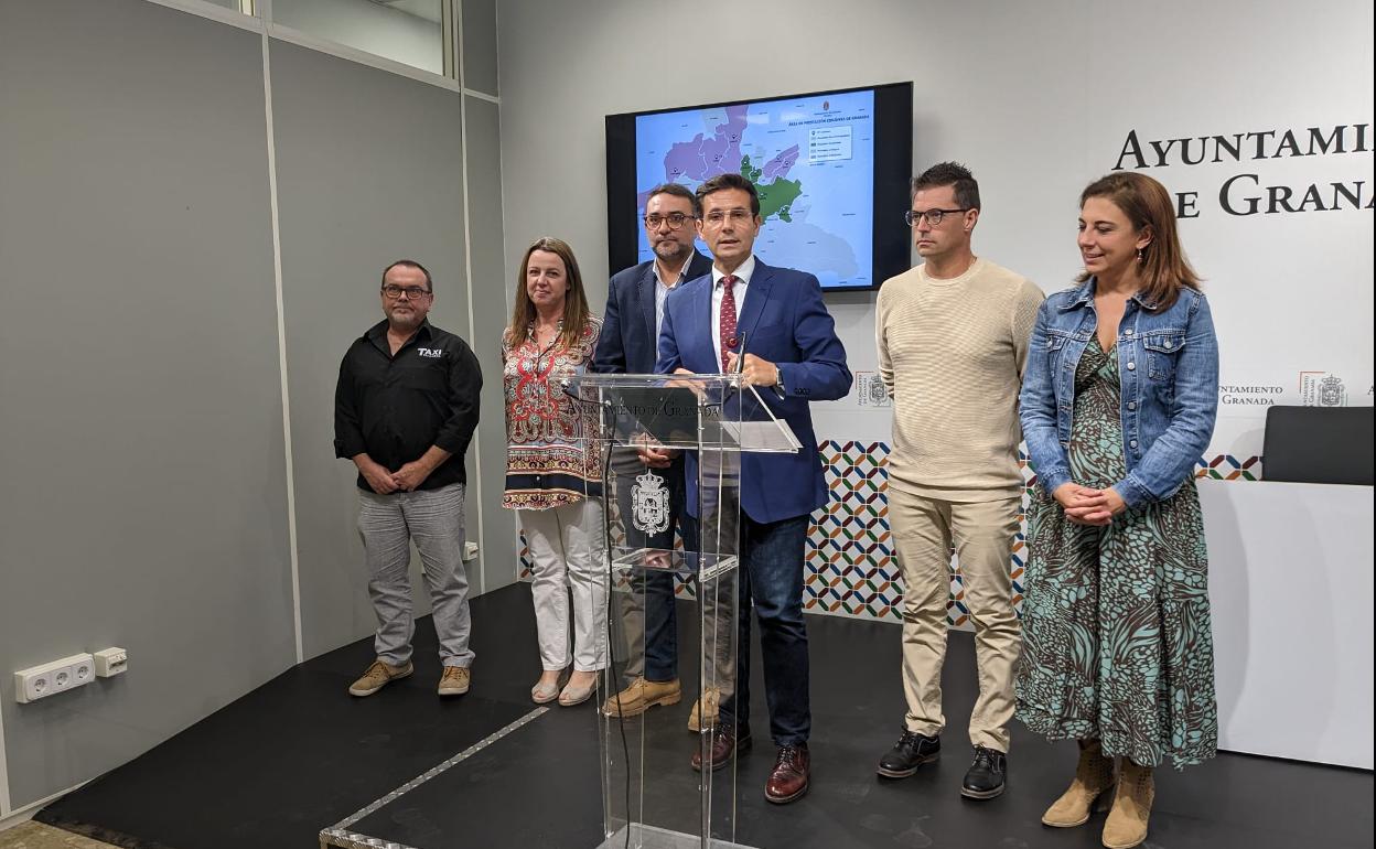 El alcalde de Granada, acompañado por representantes de las tres localidades, informa sobre el acuerdo de los taxis