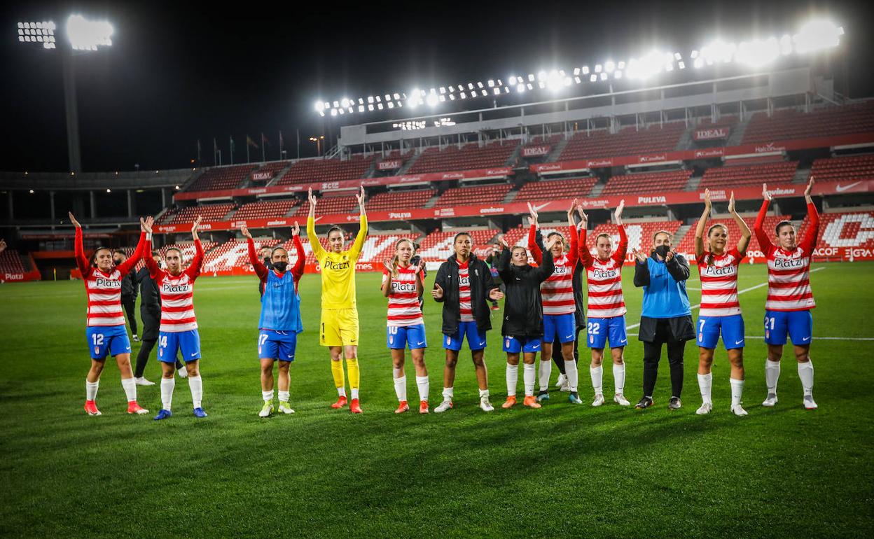 Las rojiblancas agradecen el apoyo del público en el Granada-Betis del pasado enero. 