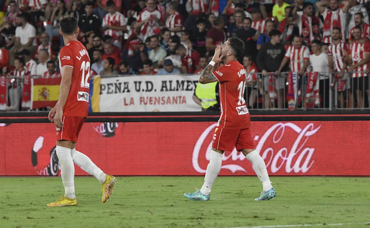 Adri Embarba dedica el gol a su abuela mirando al cielo.